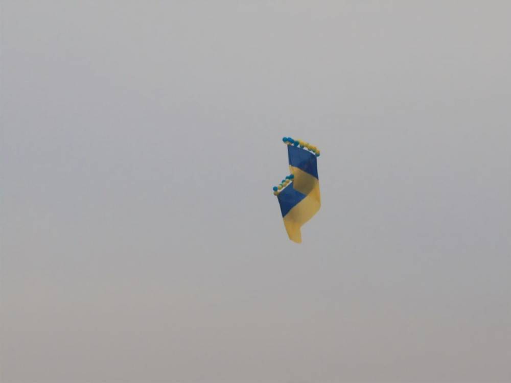 Над аннексированным Крымом запустили 20-метровый флаг Украины