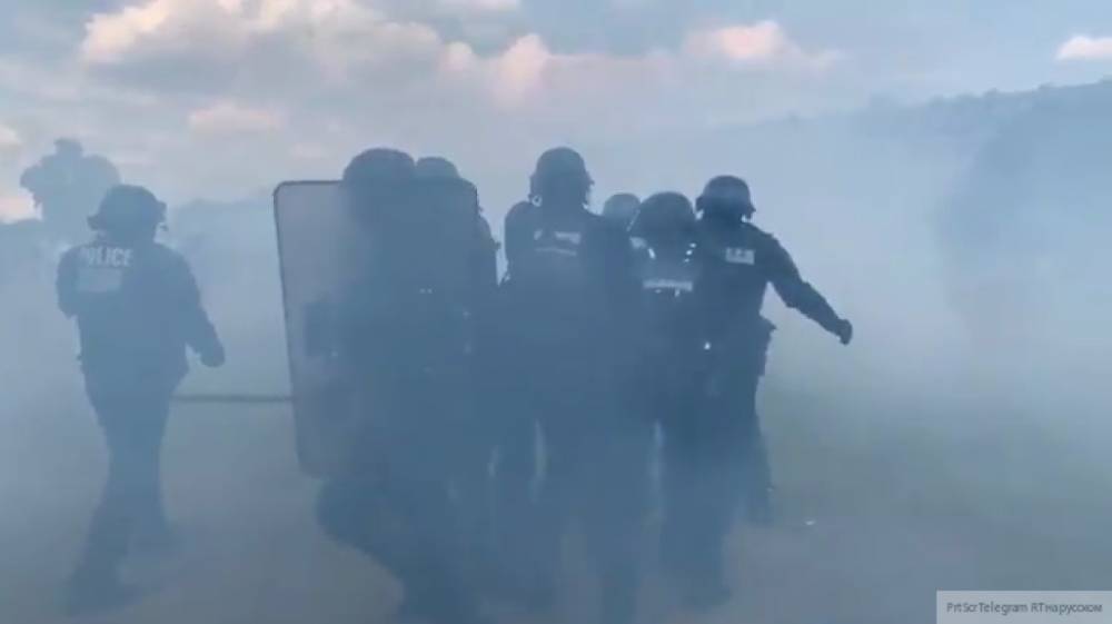 Парижская полиция применила слезоточивый газ против демонстрантов