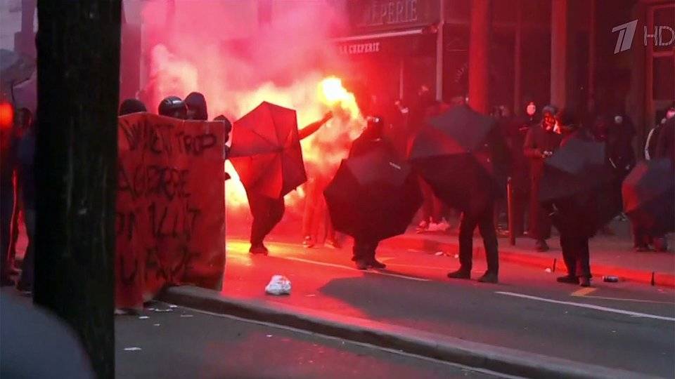 В Париже задержаны десятки участников акции протеста