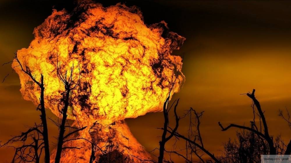 Сильный пожар охватил нефтяной резервуар после взрыва в Техасе