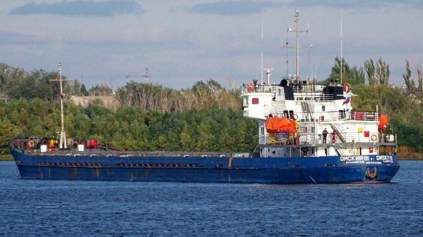 Движение на Волго-Каспийском канале остановил севший на мель теплоход