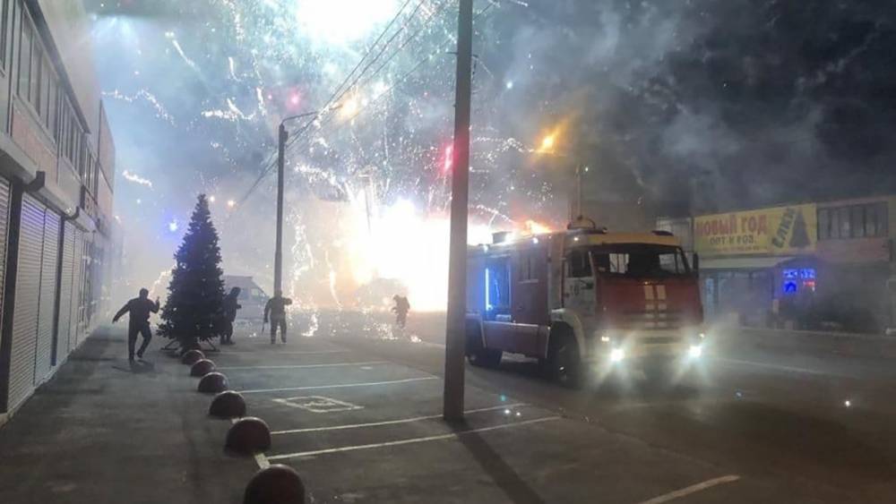Взрываются петарды и фейерверки: в Ростове произошел масштабный пожар в павильоне с пиротехникой