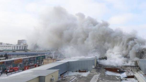 В Ростове-на-Дону пылает вещевой рынок. Площадь возгорания - 4 тыс. кв. м