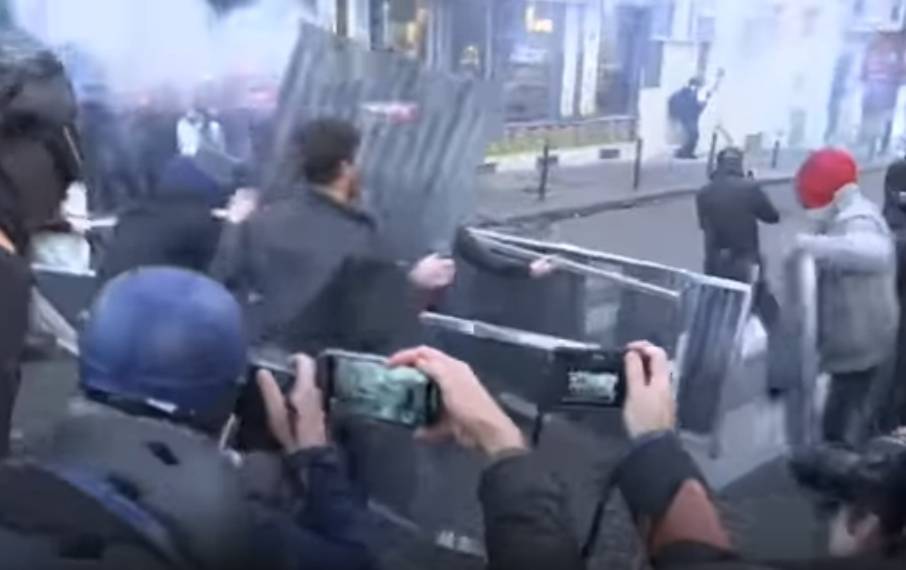 Почти 70 полицейских пострадали в ходе беспорядков во Франции