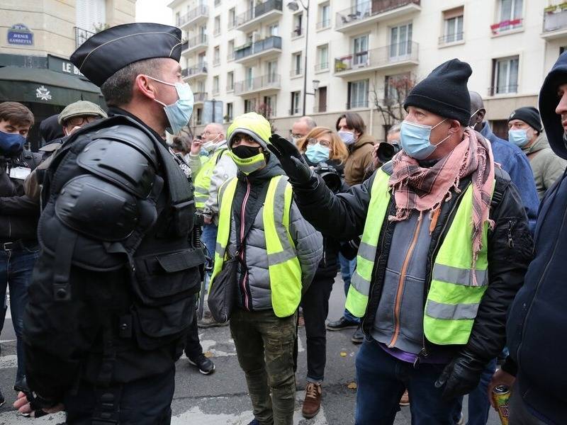 На 95 задержанных на митингах во Франции пришлось 67 пострадавших полицейских