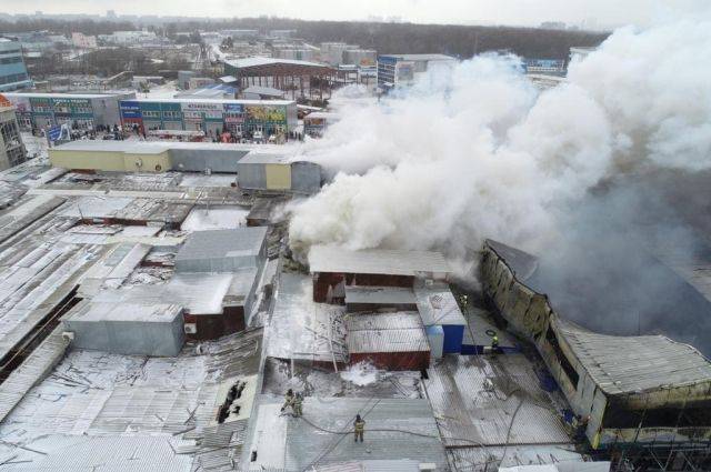 В Ростове-на-Дону ликвидировали пожар в павильоне с пиротехникой