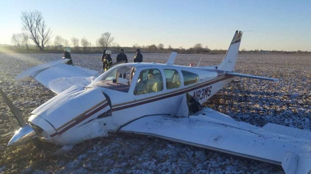На Киевщине упал легкомоторный самолет: есть травмированные – фото