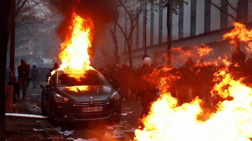 Митингующие выстроили на дорогах Парижа баррикады и забросали полицию петардами