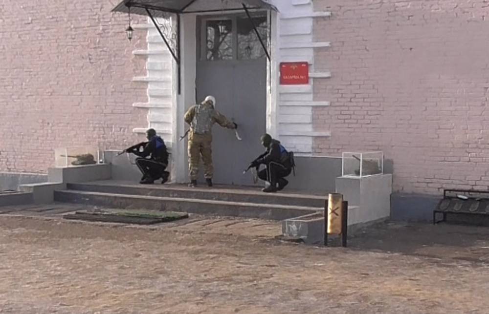 Ликвидацию условной террористической атаки на воинскую часть отработали в Володарском районе