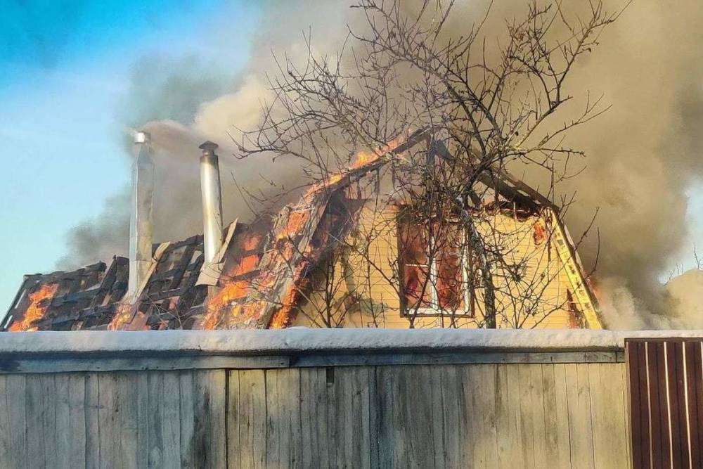 Четыре человека вышли из горящего дачного дома в Тверской области