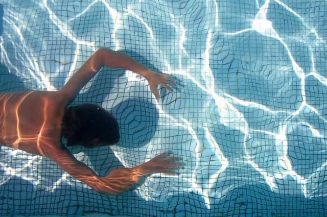 В Астрахани 16 человек госпитализировали после отравления хлором в бассейне