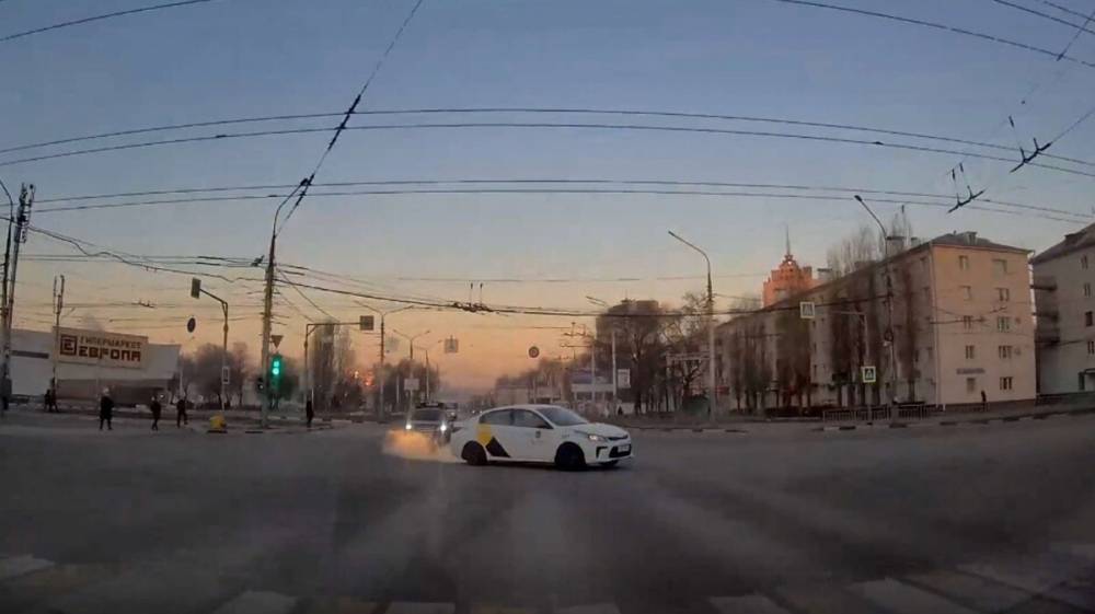 В Воронеже опасный манёвр таксиста едва не привёл к ДТП: появилось видео