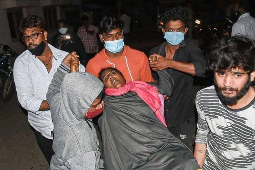 В Индии с неизвестной болезнью госпитализировали более 300 человек