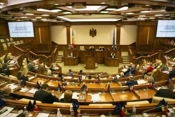 В Молдавии парламент бойкотировал вотум недоверия министру МВД