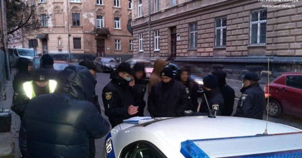 В центре Львова пассажиры избили и ограбили водителя такси: появилось фото