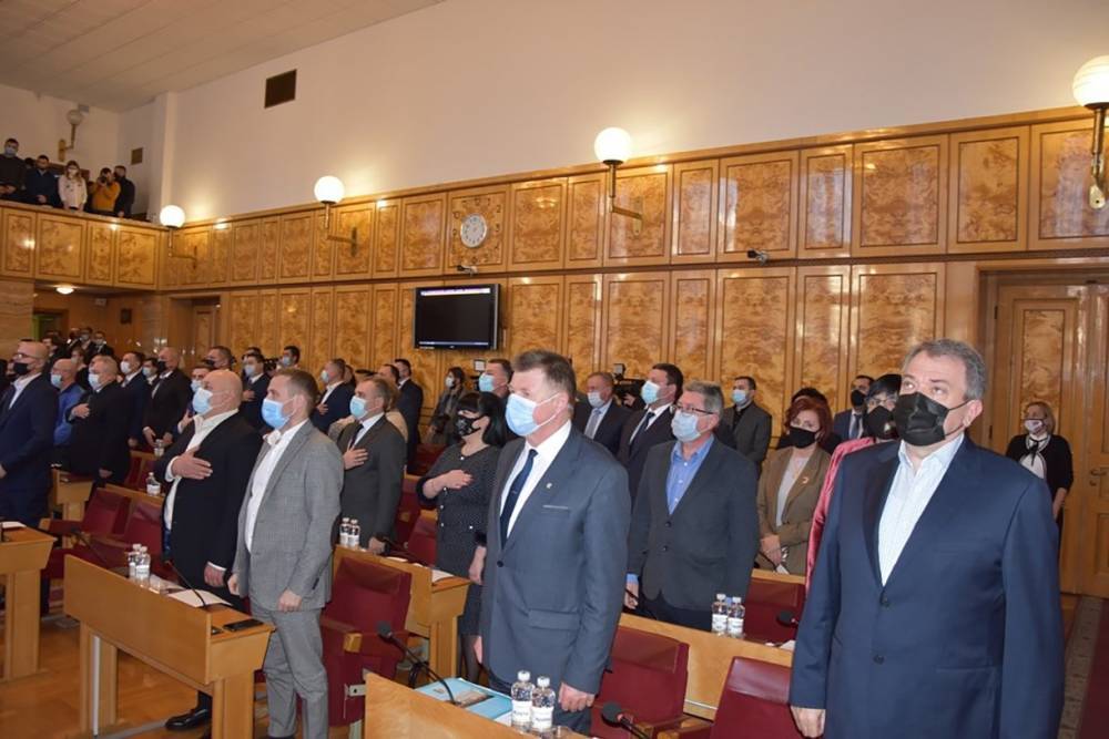 Первая сессия Закарпатского облсовета закончилась скандалом: депутаты устроили демарш