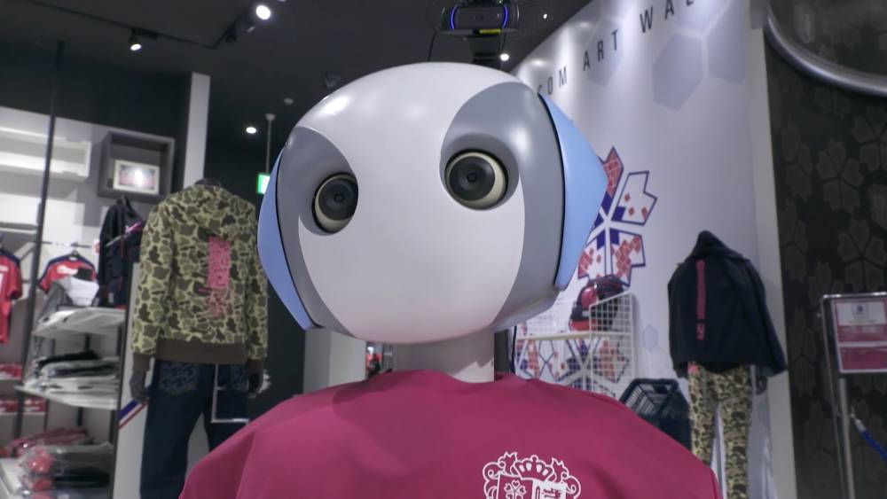 Робот в японском магазине следит за соблюдением масочного режима.