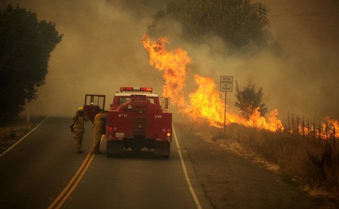 В Австралии и США бушуют масштабные лесные пожары