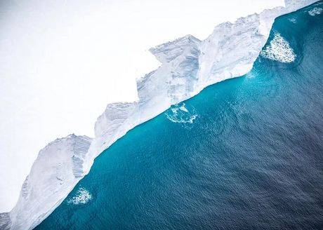 Пилоты сняли самый гигантский айсберг в мире (ФОТО)