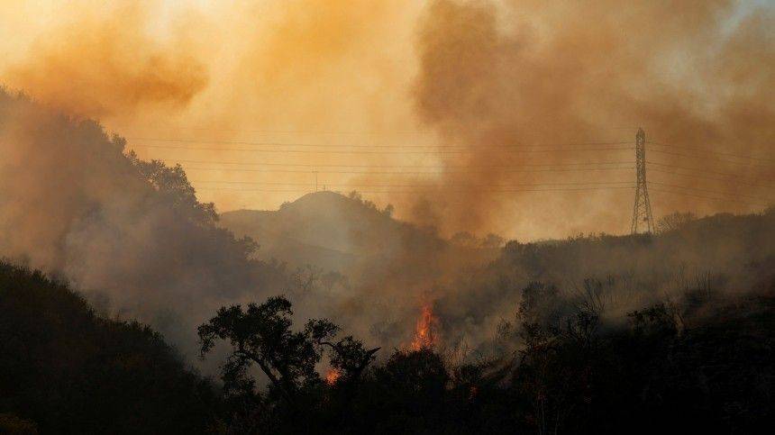 В Калифорнии объявили массовую эвакуацию из-за мощных природных пожаров
