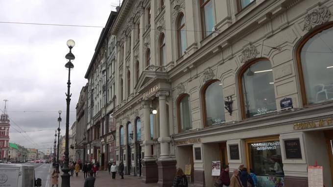 Во время пандемии на Невском проспекте закрылось 127 кафе, ресторанов и магазинов