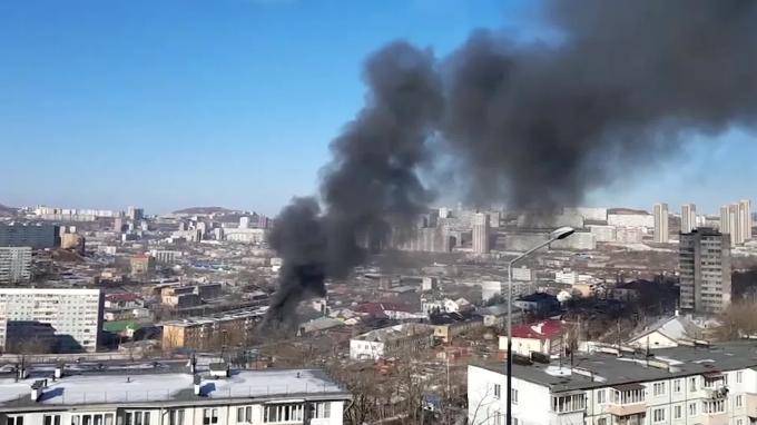 Во Владивостоке загорелся ангар с катером на крыше