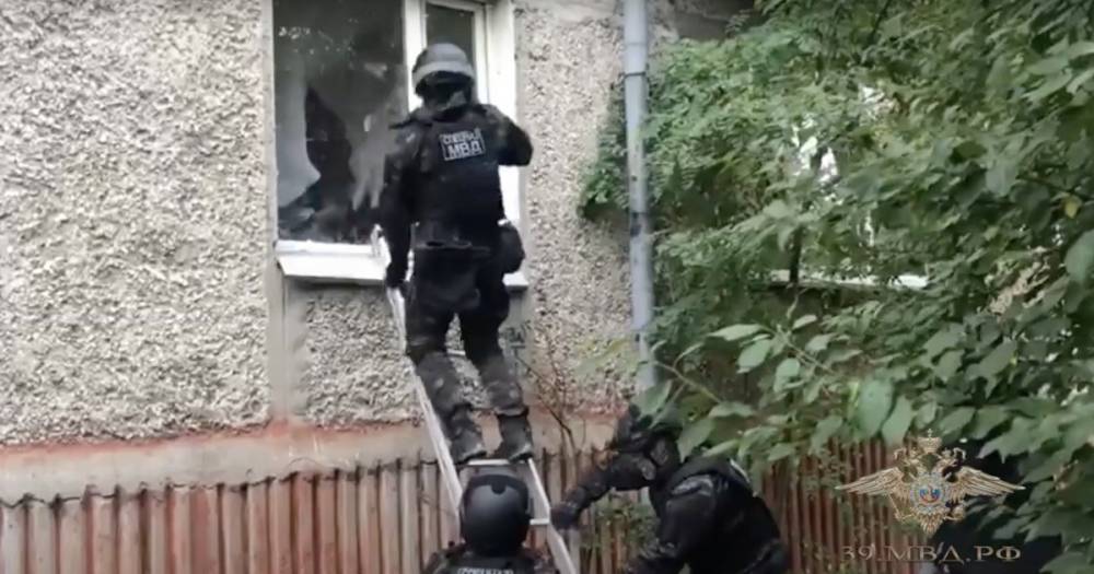 В Калининграде штурмом взяли наркопритон (видео)