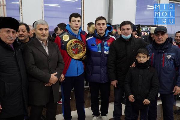 Боксеров-медалистов встретили в аэропорту Махачкалы