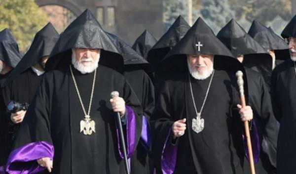 Армянские католикосы призвали Пашиняна подать в отставку: Народ в отчаянии