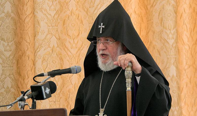 Католикос всех армян призвал Пашиняна уйти в отставку после поражения в Карабахе