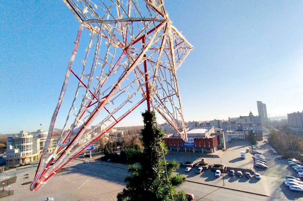 Три километра гирлянд и 600 шаров повесят на елку на площади Петра
