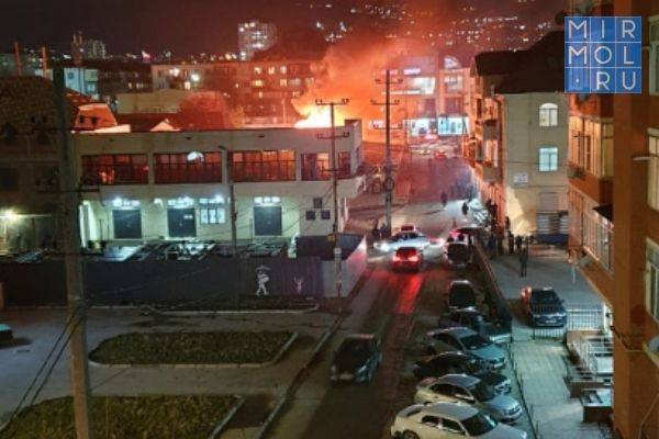 В центре Махачкалы горит офисное здание