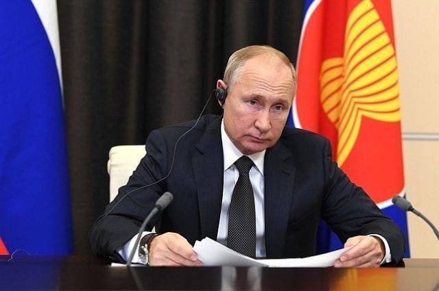 Путин подписал закон о бюджете РФ на ближайшие три года