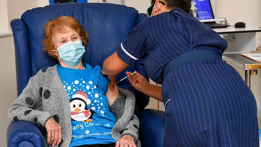 Вакциной Pfizer и BioNTech первой привилась 90-летняя женщина