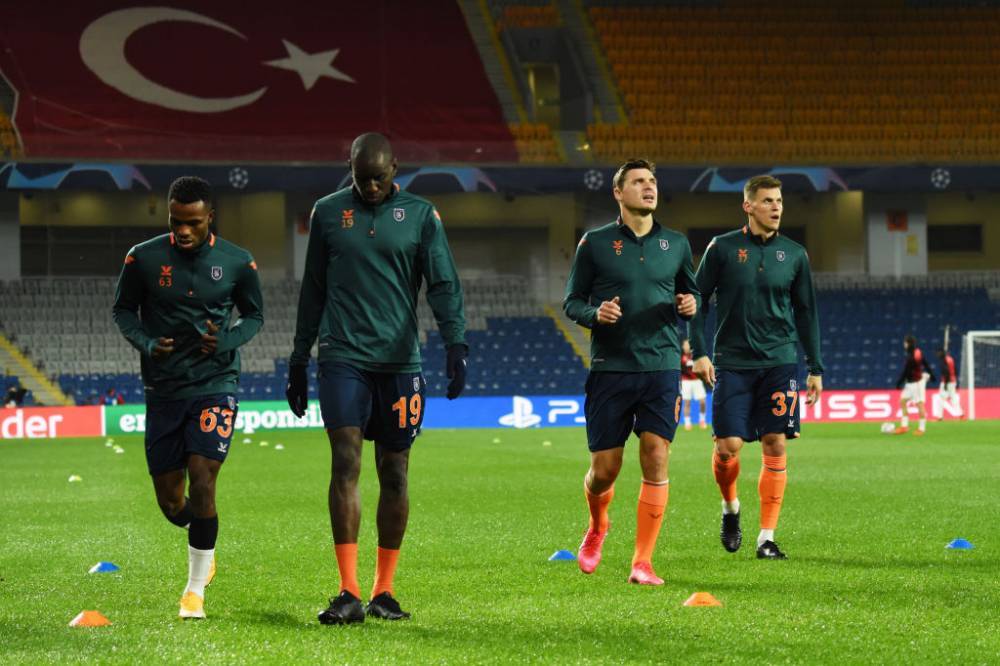 Футболисты Истанбула ушли с поля из-за расистских оскорблений от резервного судьи