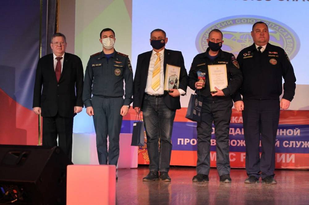 Добровольцам Российского союза спасателей были вручены благодарственные письма Министра МЧС РФ
