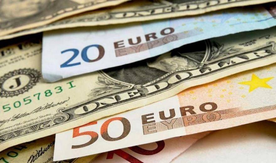 Доллар и евро продолжают катиться вниз
