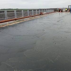 В Запорожье начали укладку асфальта на новом мосту на Бабурку. Фото