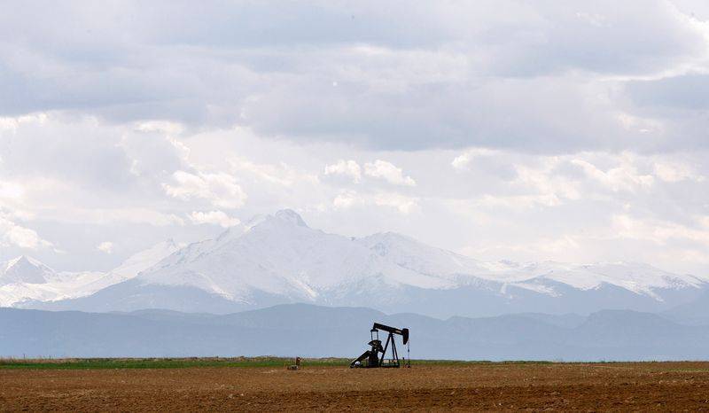Нефть снижается из-за тревог о спросе после резкого увеличения запасов в США