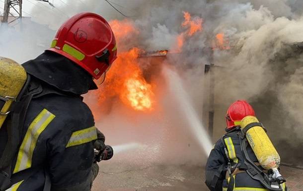 В Киеве возник пожар в гаражном кооперативе