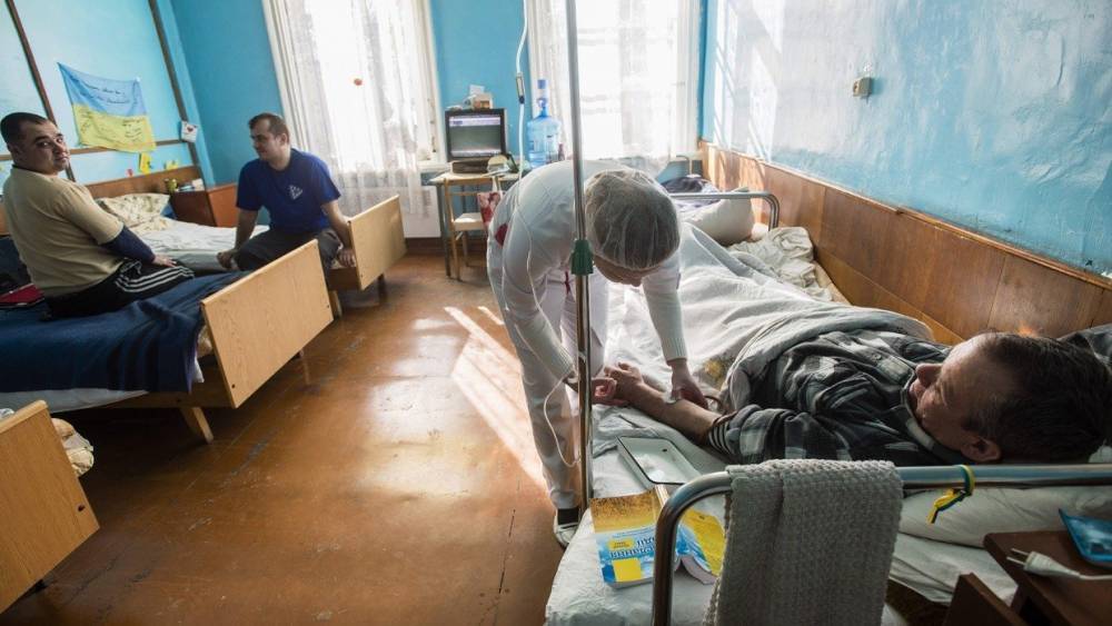 В разгар пандемии Киев лишил украинские больницы $70 млн