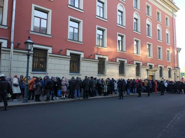 Больше сотни москвичей пошли в "поход на мэрию" против дистанционного обучения