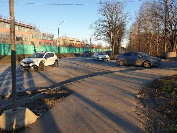 В Петербурге в результате аварии автомобиль улетел в реку