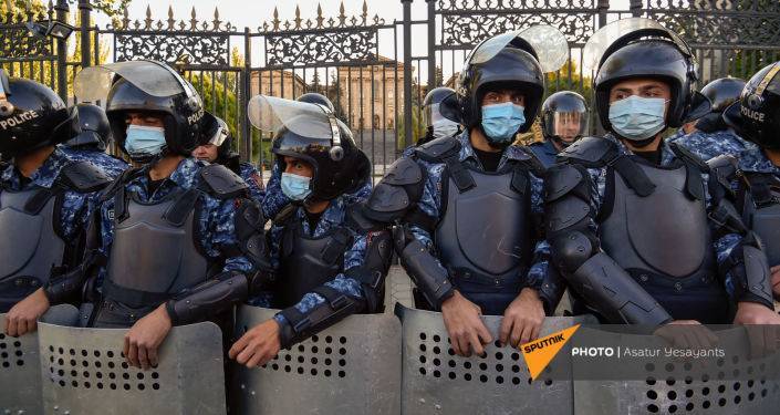 К зданию парламента Армении стянуты силы полиции