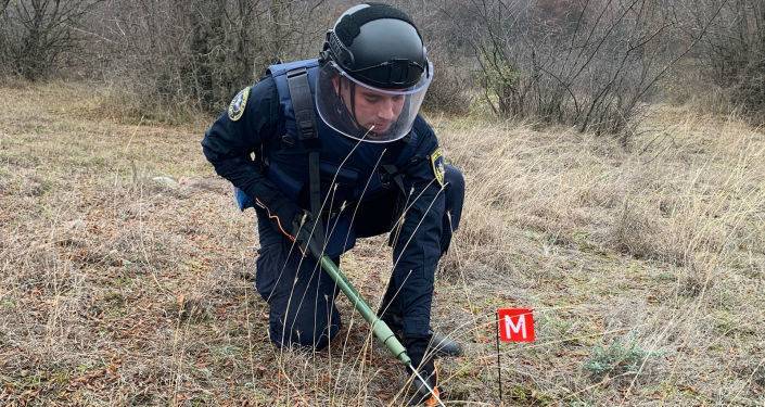 Обследовано 2 га, найдено 6 боеприпасов: пиротехники МЧС расчищают пригород Степанакерта