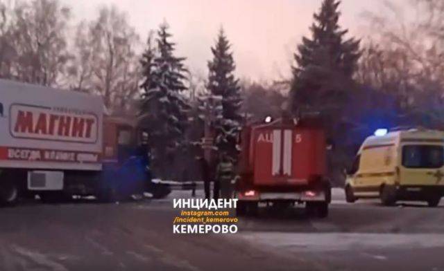 Появились новые кадры с места серьёзного ДТП на въезде в Кемерово