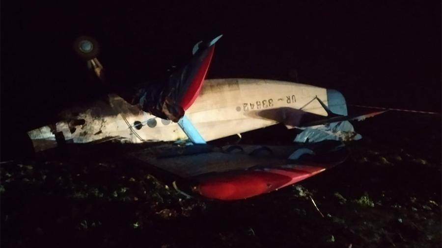 В результате падения легкомоторного самолета на Украине погиб пилот