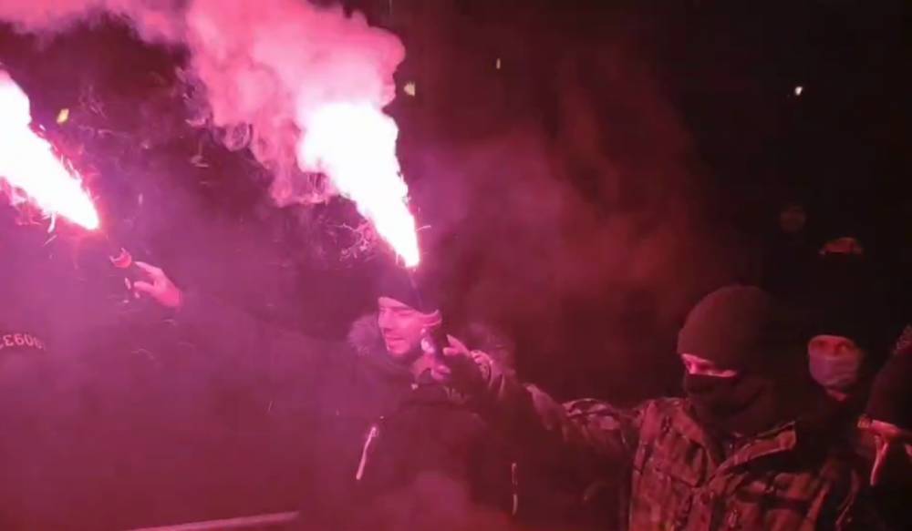 Киев трясет: люди с флагами штурмуют Банковую - полиция "на ушах", что происходит