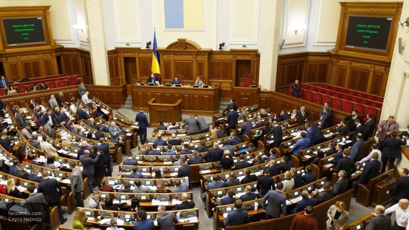 Депутат Рады пригрозил свержением Зеленского, если на Украине узаконят продажу земли