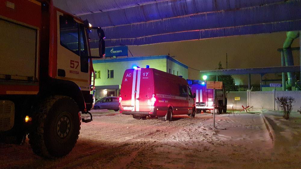 Пожарные ликвидировали открытое горение на складе у метро «Теплый Стан»